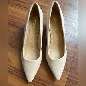 NEW Dream Pairs 2” comfortable nude suede pump heels size 8.5